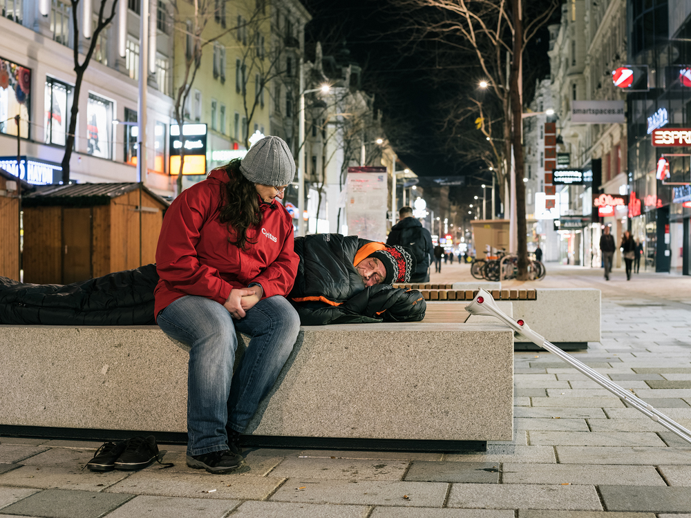 Caritas-Mitarbeiter des Kältebuses hilft Obdachlosem / Caritas Wien