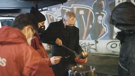 Bundespräsident Van der Bellen bei der Canisibus-Suppenausgabe