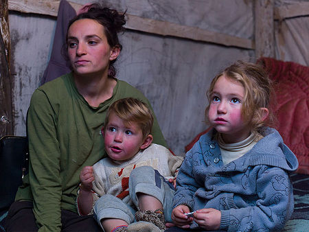 Junge Mutter mit zwei Kindern in Albanien / Caritas / Jork Weismann