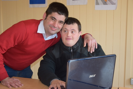 Darjan Konomi mit Schützling (Caritas Tageszentrum für Menschen mit Behinderung in Fushe Kruje/Albanien) / Kathpress / Georg Pulling