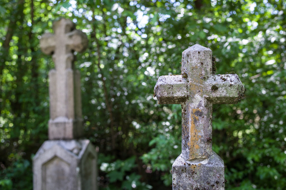 Kreuz aus Stein auf einem Friedhof / Erwin Wodicka - wodicka@aon.at Ein steinernes Kreuz auf einem Friedhof. Ruhe und Andenken an die Verstorbenen.