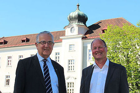 Rektor Prälat Balthasar Sieberer und Schuldirektor Winfried Penninger vor dem Bildungszentrum Borromäum. / Erzdiözese Salzburg