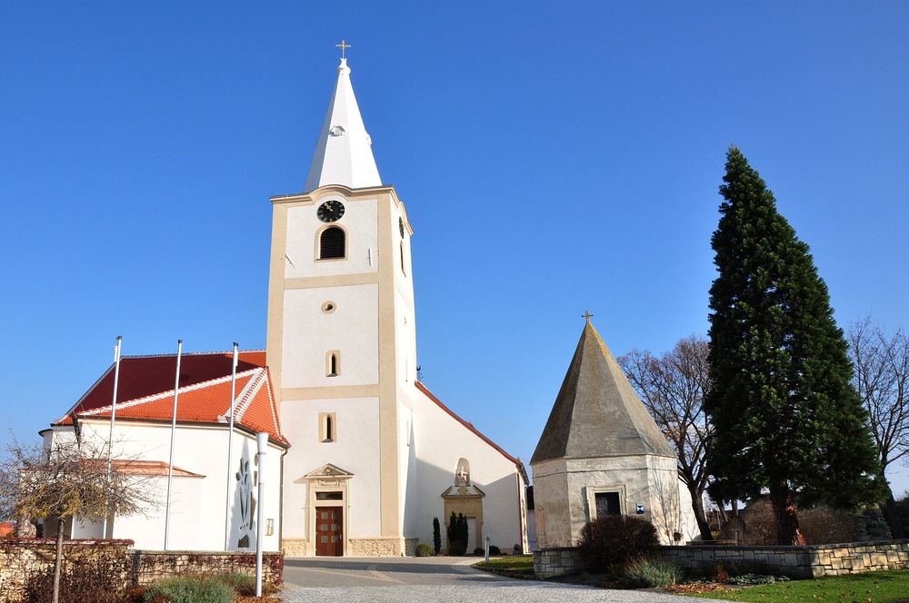 Katholischer Gottesdienst / ORF Live aus der Pfarrkirche St. Margarethen im Burgenland: - Katholischer Gottesdienst - 'Liebe ohne Wenn und Aber' - Mit der Gemeinde feiert Pfarrer Richard Geier. Kann man auf Befehl lieben? Was macht Gott liebenswert? Das Gebot der Gottesliebe geh?rt