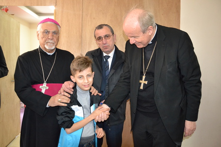 Kardinal Schönborn mit jungem Flüchtling im Irak.