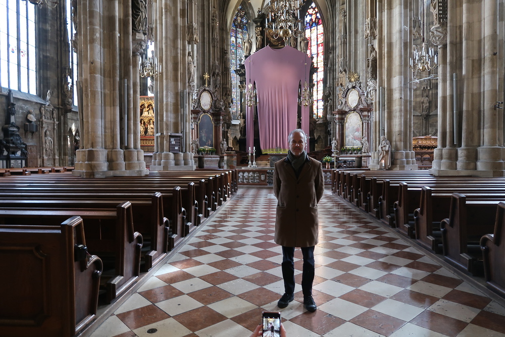 Erwin Wurm vor seinem Fastentuch im Wiener Stephansdom / Kathpress / Robert Mitscha-Eibl