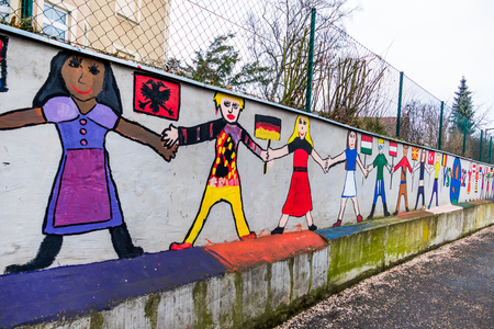 Auf der Mauer einer Schule haben Kinder Sch