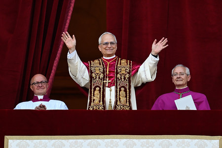 Papst Leo XIV., der frühere Kardinal Robert F. Prevost, winkt nach seiner Wahl zum Papst am 8. Mai 2025 der Menge auf dem Petersplatz im Vatikan.