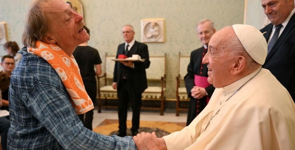 Papst spricht mit Obdachlosem aus Wien / Vatican Media Papst spricht mit Obdachlosem aus Wien