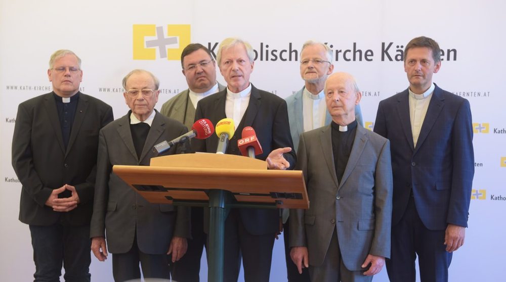 Dompropst Guggenberger (im Bild mit den Mitgliedern des Gurker Domkapitels) gab heute im Klagenfurter Bischofshaus ein Statement zur aktuellen Situation der Katholischen Kirche Kärnten ab. / Foto: Pressestelle/Neumüller