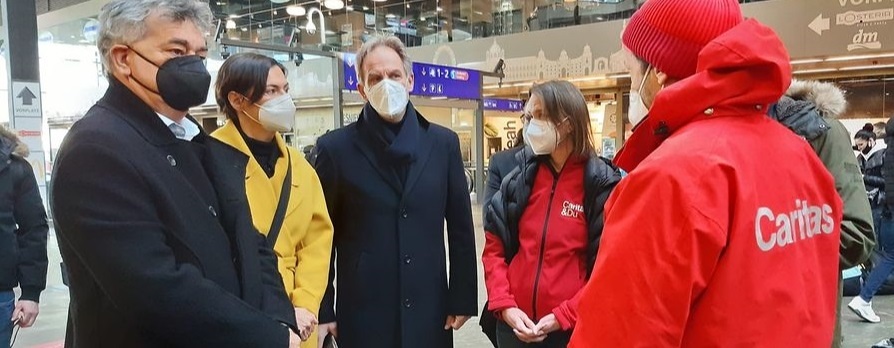 Vizekanzler Kogler besucht Caritas-Notquartier am Wiener Hauptbahnhof / Klaus Schwertner / Facebook
