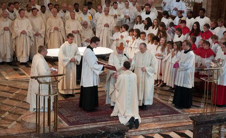 Gründonnerstag: Bischöfe unterstreichen Bedeutung des Priesteramtes / Diözese Innsbruck Die österreichischen Diözesanbischöfe feierten die traditionellen Chrisammessen in Domkirchen, bei denen die Weiheversprechen erneuert werden
