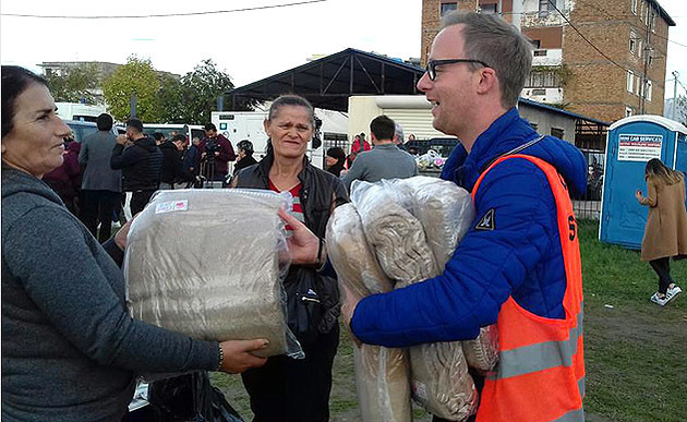 Caritas-Nothilfekoordinator Tobias Nölke verteilt Decken an Erdbebenopfer in Albanien / Caritas
