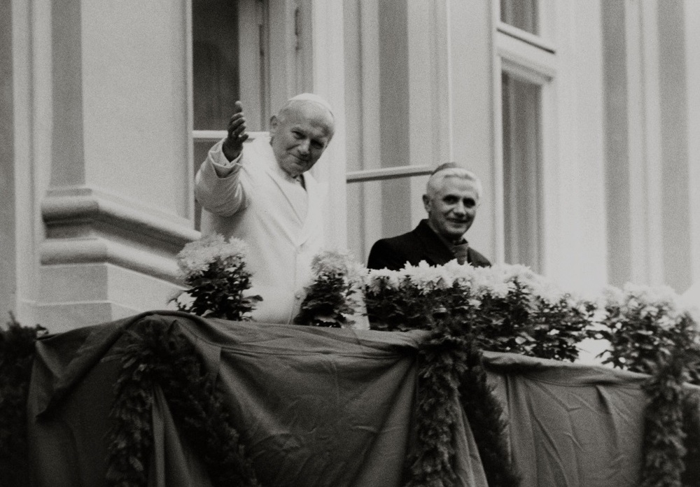 Papst Johannes Paul II. h / © KNA-Bild, N.N. Papst Johannes Paul II. besuchte vom 15. bis 19. November 1980 Deutschland.Bild: Papst Johannes Paul II. und Joseph Ratzinger, Erzbischof in München.