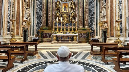 In Santa Maria Maggiore vereint sich der Papst mit den Franziskanern