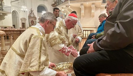 Erzbischof Lackner bei Fußwaschung am Gründonnerstag