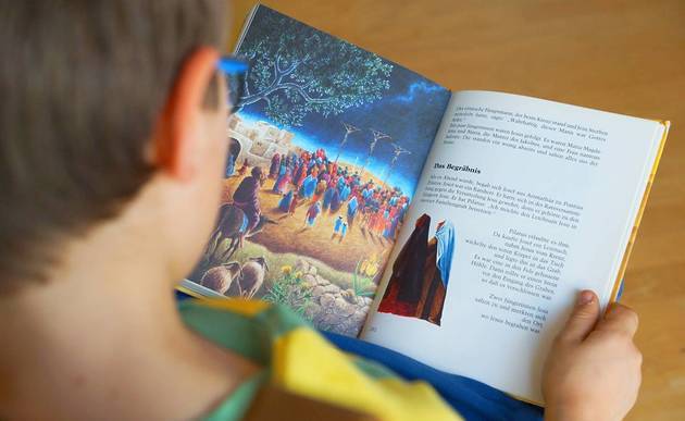 Kind liest in einer Kinderbibel / Flickr / Sucinum