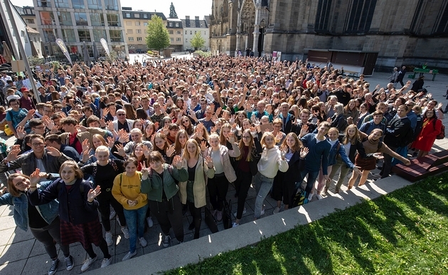 1.000 Maturantinnen und Maturanten pilgern zum Linzer Dom / Diözese Linz / Hermann Wakolbinger