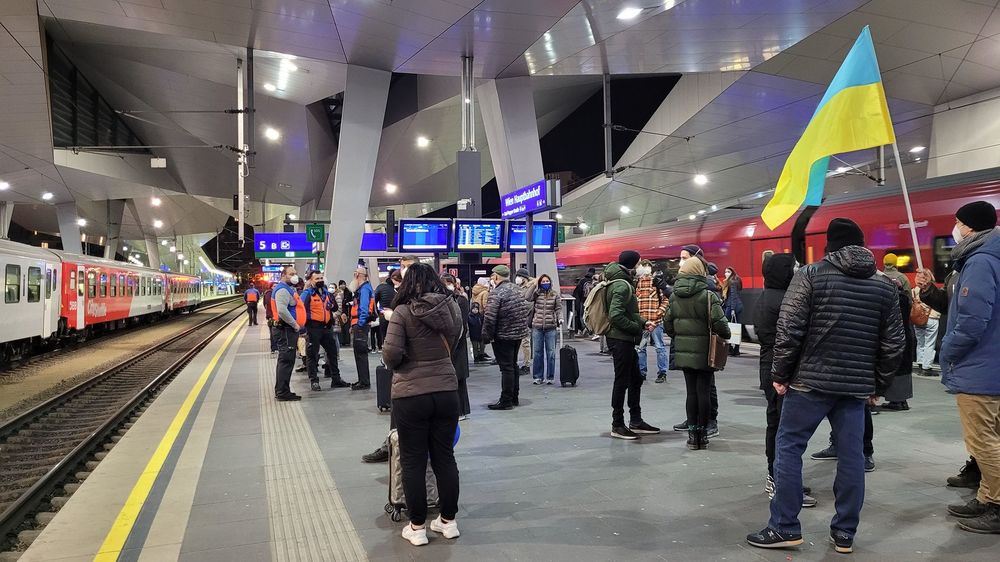Ukraine-Fahne am Wiener Hauptbahnhof / Caritas / Klaus Schwertner