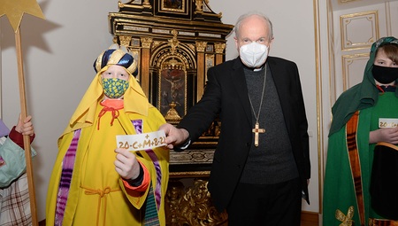 Sternsinger aus Strasshof besuchen Kardinal Christoph Schönborn; Dreikönigsaktion