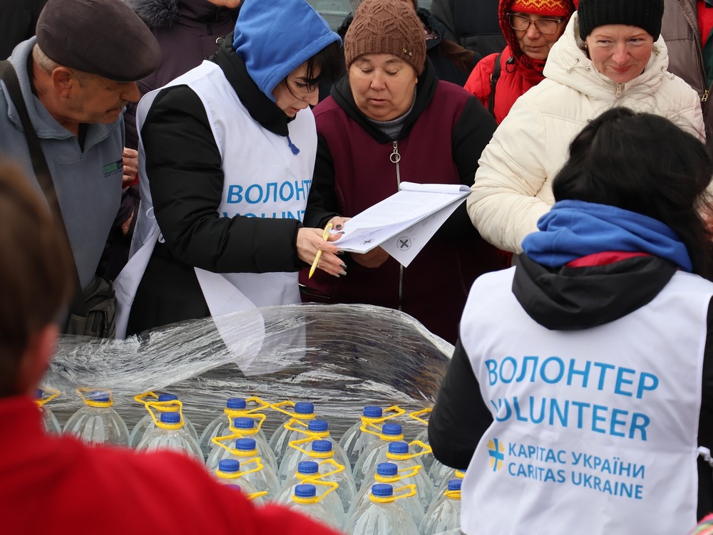 Caritas-Ukraine-Helfer verteilen Trinkwasser in Region Mykolajiw / Caritas Ukraine Caritas Europa: Unterstützung der Ukraine 'wichtiger denn je'