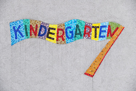Kindergarten buntes Schild / Erwin Wodicka - wodicka@aon.at, Erwin Wodicka Kindergarten buntes Schild, Symbol für Kinderbetreuung und Kinderfreundlichkeit