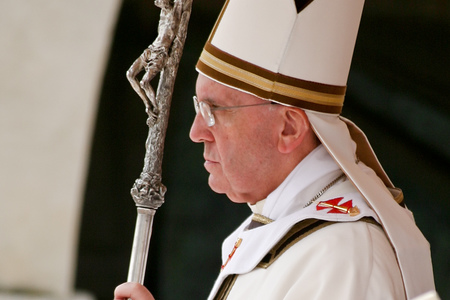 Papst Franziskus / kathbild.at/Christoph Hurnaus, Franz Josef Rupprecht Papst Franziskus, Stab / Ferula, Mitra, Bischof von Rom