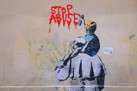 Ein Graffito des Straßenkünstlers TVBOY zeigt Papst Franziskus von hinten und ein Kind auf seinen Schultern in der Vicolo degli Osti in Rom am 23. März 2019. Der kleine Junge sprüht in roter Farbe die Aufschrift 'Stop Abuse' an die Hauswand.