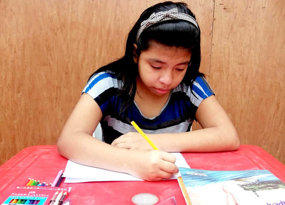 Mädchen aus Peru beim Homeschooling / P. Juan Goicochea