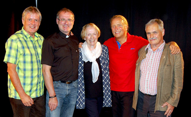 v.l.: Gottfried Auer, Pfarrer Martin Hochedlinger, Dr. Annemarie Fenzl, Andy Holzer, Bgm. Anton Gonaus / des Vereins 'Kardinal König - Glaube und Heimat im Pielachtal' / xdes Vereins 'Kardinal König - Glaube und Heimat im Pielachtal'
