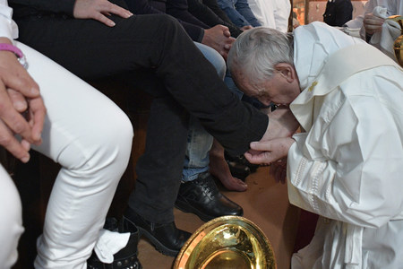 Fußwaschung mit Papst Franziskus in Justizanstalt / Copyright 2017, KNA. Alle Rechte vorbehalten, Osservatore Romano Papst Franziskus wäscht am 13. April 2017 in der Justizanstalt von Paliano, 60 Kilometer südwestlich von Rom, zwölf Gefangenen aus Italien, Argentinien und Albanien die Füße.