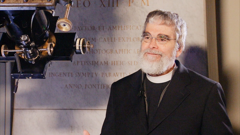 FeierAbend / ORF FeierAbend - Der Astronom des Papstes - Seit 2015 leitet der US-amerikanische Jesuit und Astronom Guy Consolmagno die Vatikanische Sternwarte im italienischen Castel Gandolfo und in Arizona. Der mehrfach ausgezeichnete Meteoriten- und Asteroid-Expert