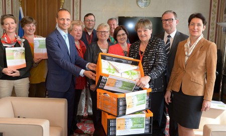 Übergabe der Petition 'Fakten helfen!' / kathbild.at Übergabe der Petition 'Fakten helfen!'