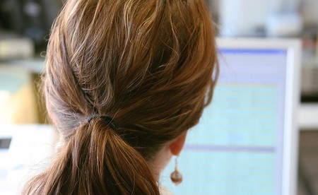 Frau vor Computerbildschirm / bilderbox.com / Wodicka