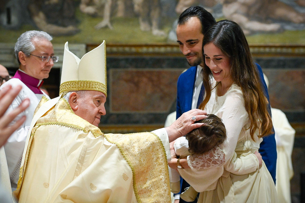 Papst Franziskus tauft Kinder in der Sixtinischen Kapelle / Copyright 2023, KNA GmbH, www.kna.de, All Rights Reserved, Vatican Media Papst Franziskus tauft 13 Kinder während der Heiligen Messe in der Sixtina am 8. Januar 2023 im Vatikan.