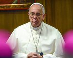 Papst Franziskus eröffnet am 6. Oktober 2014 in der Synodenaula des Vatikan die Familiensynode, zu der Kardinäle und Bischöfe aus der ganzen Welt gekommen sind.