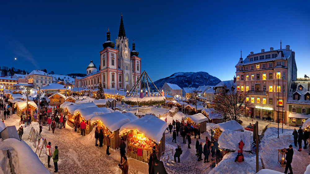 Mariazeller Advent vor der Basilika / Copyright: Fred Lindmoser, Fred Lindmoser Der Mariazeller Advent in der blauen Stunde