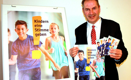 Familienverbands-Präsident Alfred Trendl mit Sujet der Kinder-Kampagne / Familienverband