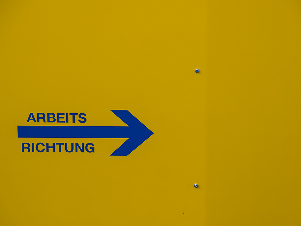 Schriftzug Arbeitsrichtung auf einer Maschine / Erwin Wodicka - wodicka@aon.at Auf einer Bau-Maschine steht der Schriftzug Arbeitsrichtung geschrieben.