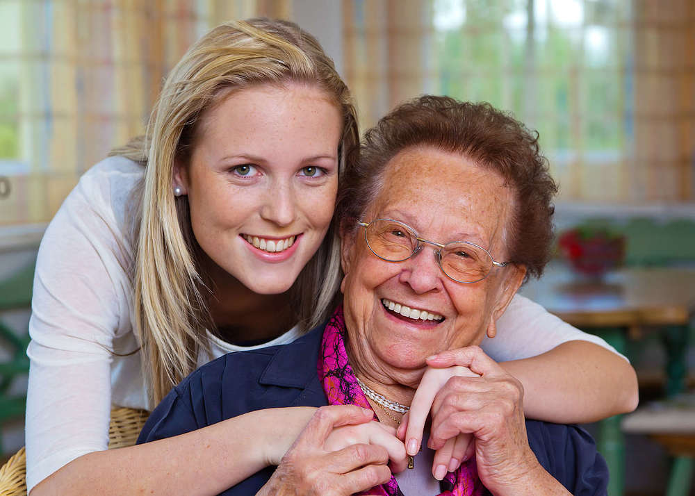 Junge Frau und Seniorin / bilderbox.com Junge Frau und Seniorin