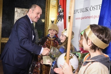 Nationalratspr?sident Wolfgang Sobotka (V) mit den Sternsingern der Pfarre Gersthof