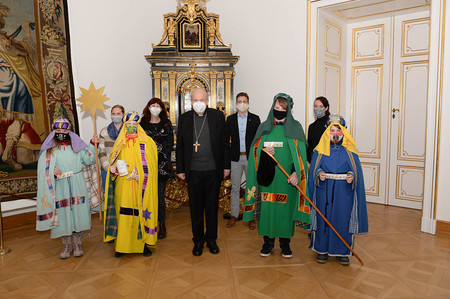 Sternsinger aus Strasshof besuchen Kardinal Christoph Schönborn; Dreikönigsaktion