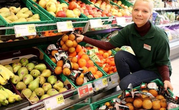 Supermarkt-Angestellte beim Obststand / Spar Österreich