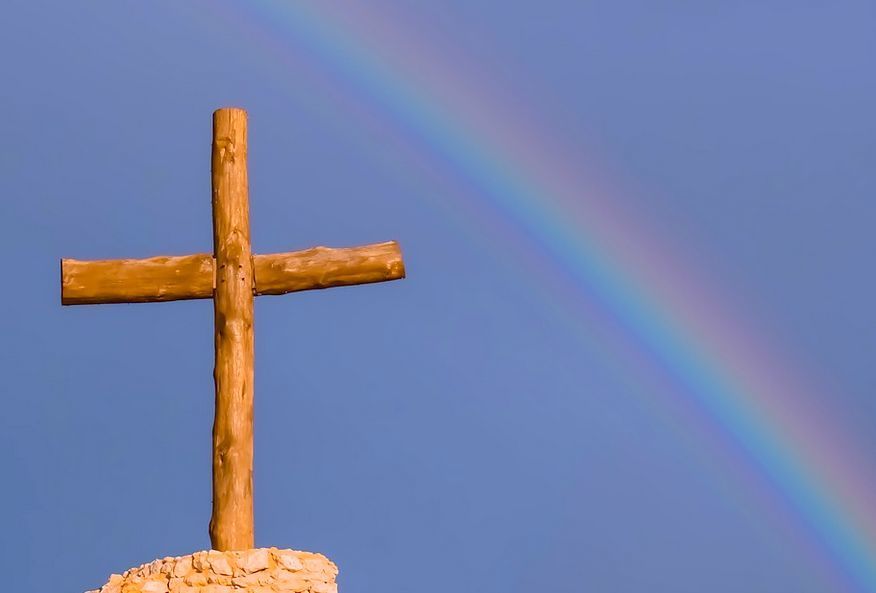 Kreuz mit Regenbogen / pixabay / gemeinfrei