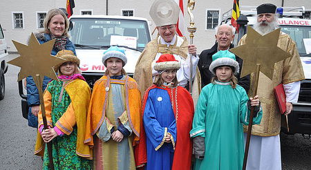 In Vertretung von Erzbischof Franz Lackner sendete Alterzbischof Alois Kothgasser die Sternsinger der Katholischen Jungschar aus. Am Bild links mit einer Gruppe MIVA-Chefin Christine Parzer, Erzbischof Kothgasser, Edi Eisenmann von der Jungschar und / EDS / Jungschar