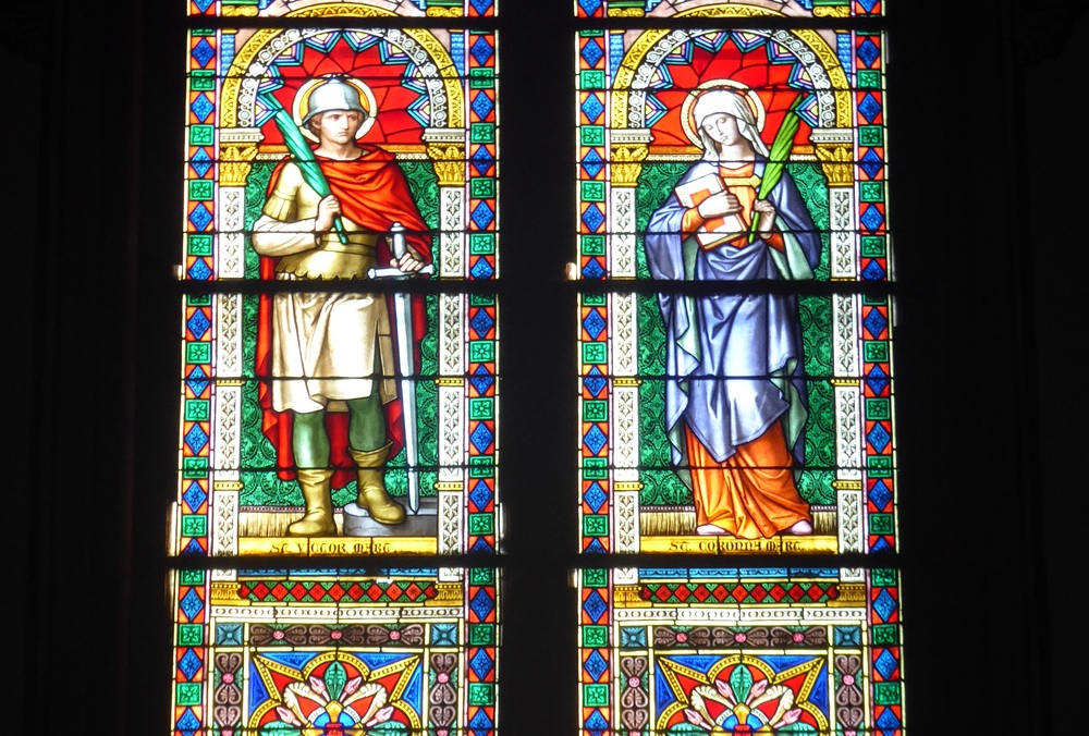 Saints Victor and Corona on the lateral stained-glass windows / Syrio / CC BY-SA (https://creativecommons.org/licenses/by-sa/4.0)