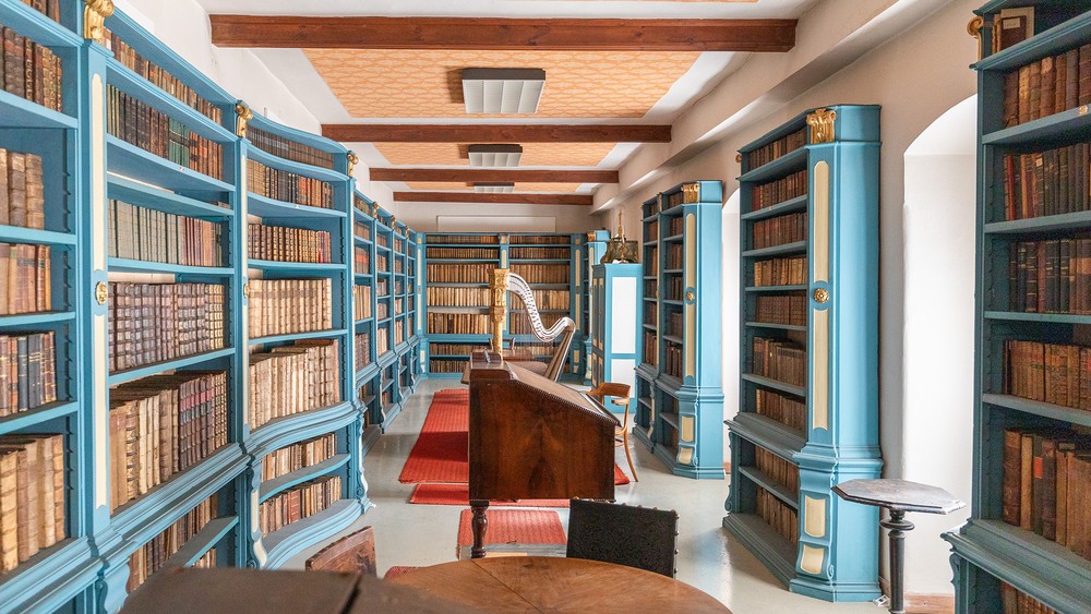 Besonders ist die Grazer Bibliothek mit ihren markanten blauen Regalen / OÖK/emw Wien: Minoritenbibliothek öffnet seine Tore am Welttag des Buches