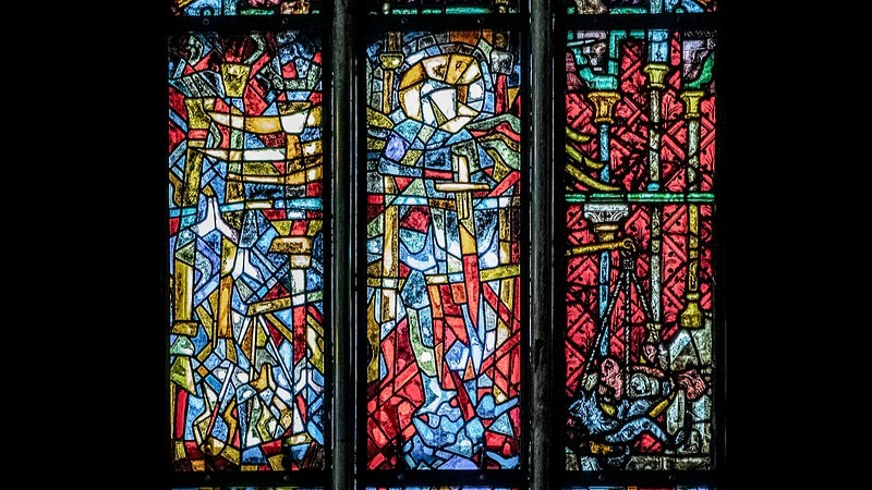 Michaelsfenster Stephansdom / Erzdiözese Wien Neues Fenster im Stephansdom zeigt gotisch-modernen Erzengel Michael