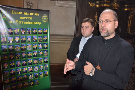 Garnisonkirche Lemberg, Gedenkstätte für gefallene Soldaten (im Bild v.l.n.r.: Militärkaplan Taras Myhaltshyk und Generalvikar Yuriy Kolasa)