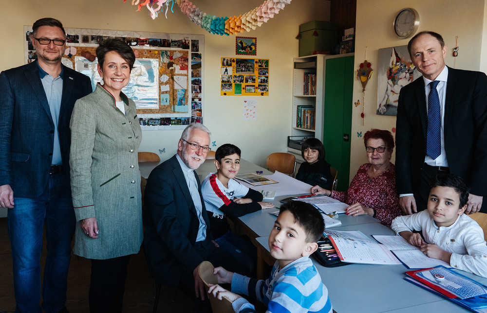 v.l.n.r.: Christian Eile, Caritas Bereichsleiter „Menschen in Not“, Infineon Austria Vorstandsvorsitzende Sabine Herlitschka, der Kärntner Caritasdirektor Josef Marketz und Infineon Austria Finanzvorstand Oliver Heinrich in einer Lerngruppe des Infin / Copyright: Infineon Austria