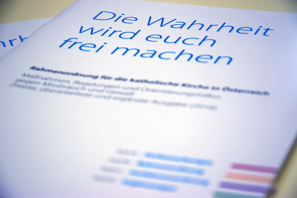 Neue Rahmenordnung / Henning Klingen / Kathpress Unter dem Titel 'Die Wahrheit wird euch frei machen' präsentierte die Bischofskonferenz im September 2016 ihre überarbeitete Rahmenordnung mit Maßnahmen, Regelungen und Orientierungshilfen gegen Missbrauch und Gewalt'